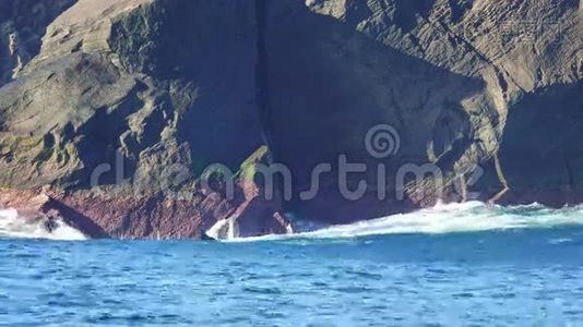 海浪大西洋闯入岩石视频