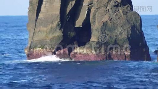 海浪大西洋闯入岩石视频