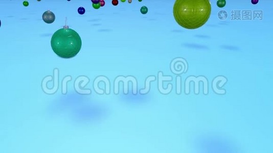 圣诞球随着场地的深度而碎落到表面。 3D动画新年作文或背景视频