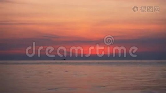 美丽的夕阳下的热带海洋。视频