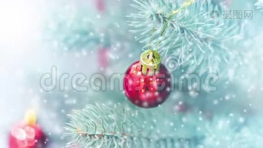 圣诞树玩具装饰品和白雪覆盖的圣诞树树枝视频