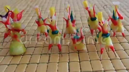 越南传统玩具由彩色米粉制成视频