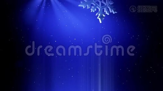 美丽的3d雪花在蓝色背景上在空中飞舞。 用作圣诞节、新年贺卡或冬季环境的动画视频