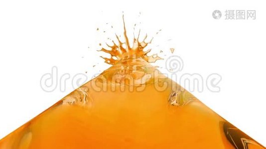 喷泉的橙色气流在空气中飞起，溅起许多飞溅。 慢吞吞的橙汁作为糖浆或甜柠檬水视频