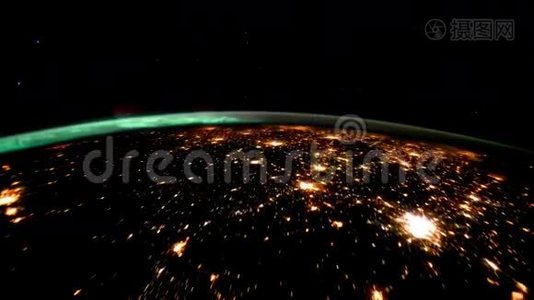 从国际空间站晚上看到地球。 这段视频的元素由美国宇航局提供。视频