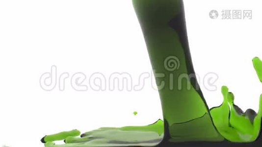 绿色透明液体填充屏幕，隔离在白色全高清视频
