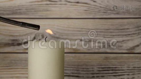 特写白色蜡烛在木头上颤抖的火焰视频
