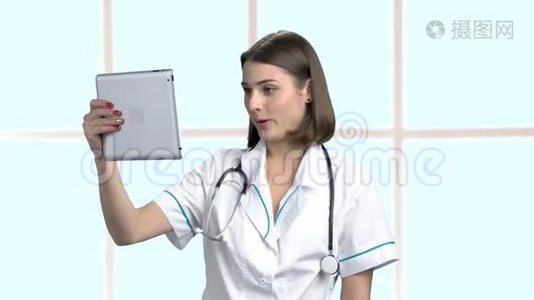 女医生通过互联网交谈。视频