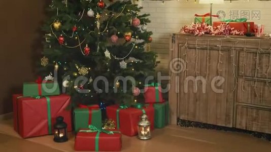 男孩跑上圣诞树打开礼物视频