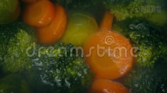 蔬菜在蒸水中烹饪视频