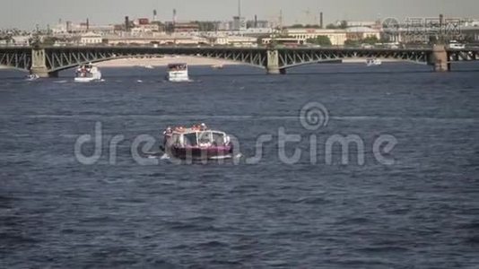 俄罗斯圣彼得堡涅瓦河景观。 旅游船漂浮在河上。 内瓦河堤岸附近的建筑物视频