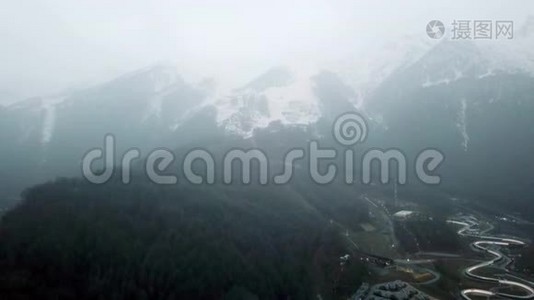 多云天气的山脚下度假.. 山顶风景，雾中有雪峰，小规模视频