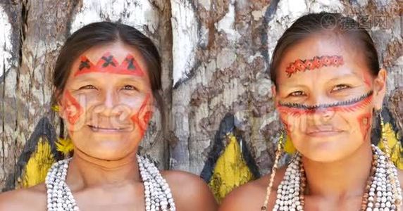 巴西土著妇女在亚马逊的一个土著部落看镜头视频