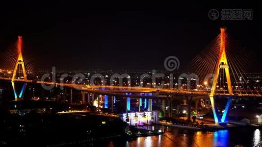 泰国曼谷市，普密蓬大桥夜间穿过赵法拉河视频