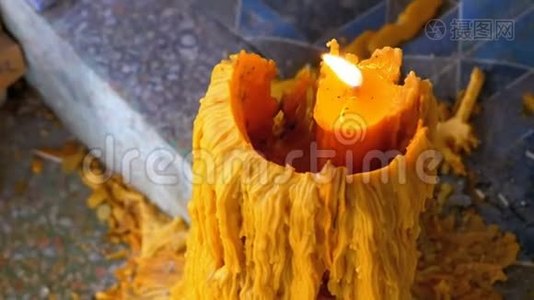 大蜡烛在伊甸地狱的佛寺燃烧.. 泰国。视频