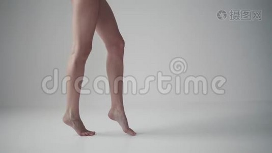 女孩赤脚踮起脚尖。 女性双腿合拢视频