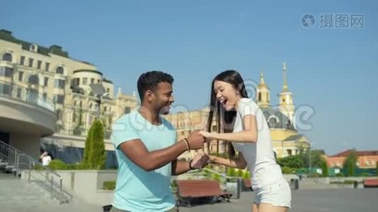 热情的亚洲女孩在城市背景下滑板视频