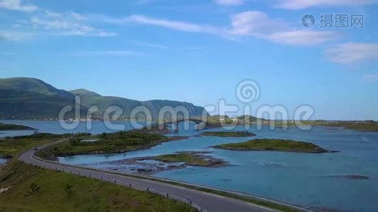 挪威洛福滕岛风景道的鸟瞰图和连接岛屿的桥梁视频