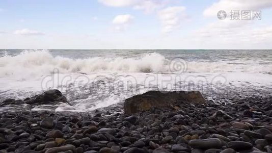 波浪慢慢地流回大海视频