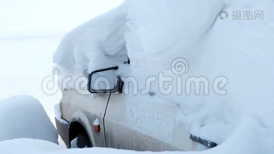 城市里白雪覆盖着一辆肮脏的白色汽车。 侧视图视频