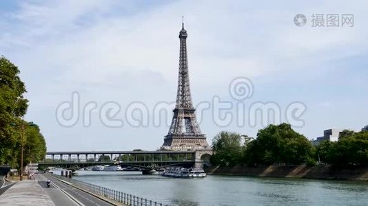 巴黎塞纳河和巴黎比尔哈基姆桥后面的埃菲尔铁塔。视频