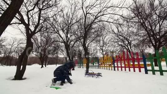 高清开朗的男孩正在玩雪视频