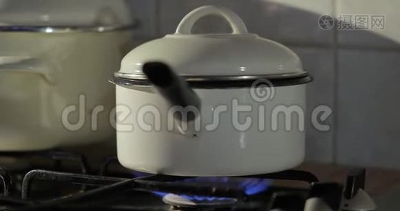从锅里煮蒸汽视频