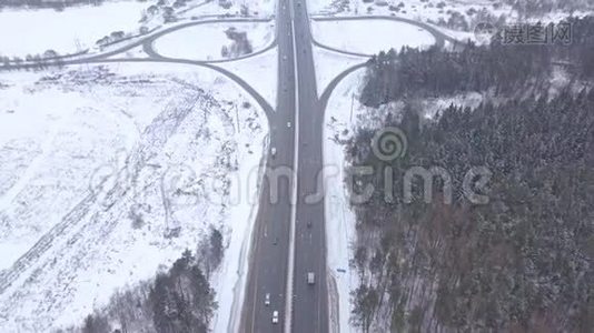 从在冬季公路交叉口行驶的无人机飞机进行空中射击视频