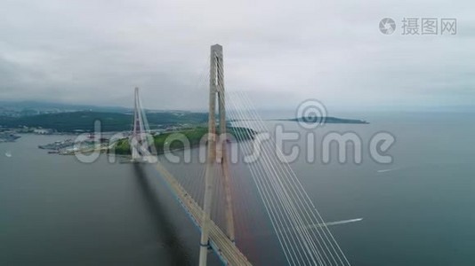 向后飞行，在前往东博斯普鲁斯海峡的途中，俄罗斯斜拉桥的空中升视图视频