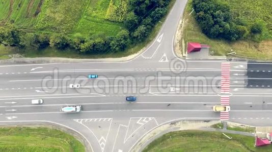 湿高速公路的高空俯视图.. 在湿漉漉的路上移动汽车，从德龙那里开枪。 空中景观视频