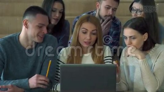 学生看笔记本电脑屏幕视频