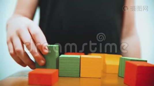 小男孩收集立方体。 小男孩玩玩具彩色立方体。 儿童概念生活方式游戏视频