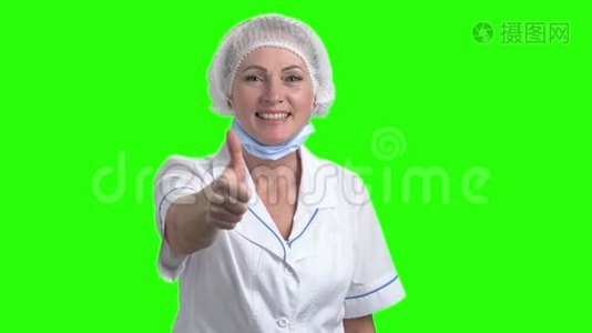 快乐的医务工作者伸出大拇指。视频