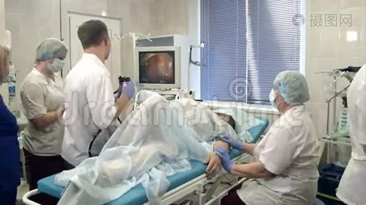 对住院病人进行胃内窥镜检查的医疗队视频