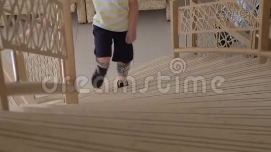 带着脚踏系统的孩子上楼。 FES疗法视频