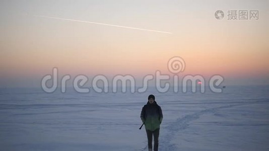 冬季雪户外寒徒步旅行者背包旅行极限徒步旅行冒险旅行人们登山滑雪远足视频