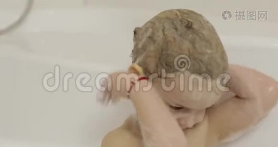 漂亮的三岁女孩洗澡。 清洁和洗头视频