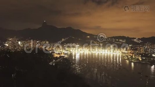 从里约热内卢的Sugarloaf山观赏botafogo和corcovado夜景视频