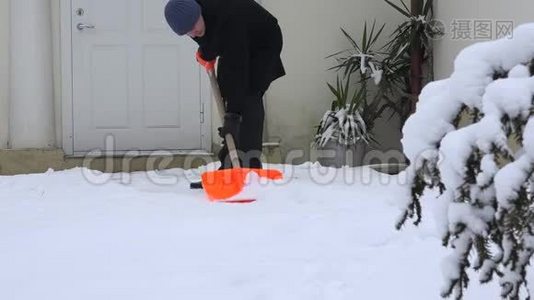 冬天寒冷的时候，人们用铲子把雪扫干净。 4K视频