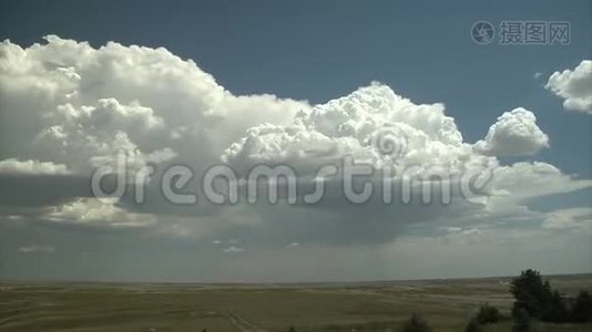 巨大的白云在开阔的土地上形成视频