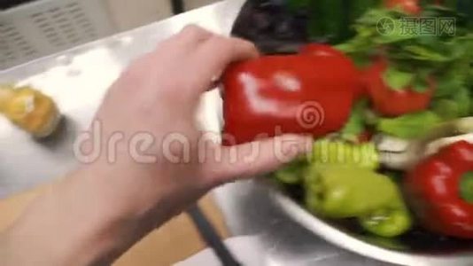 在厨房里用手烹调蔬菜沙拉的特写镜头放在桌子上。削减。健康膳食与素食理念视频