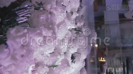 餐厅婚礼装饰及安排.. 一朵朵白色的玫瑰和菊花挂在新婚夫妇的头桌上视频