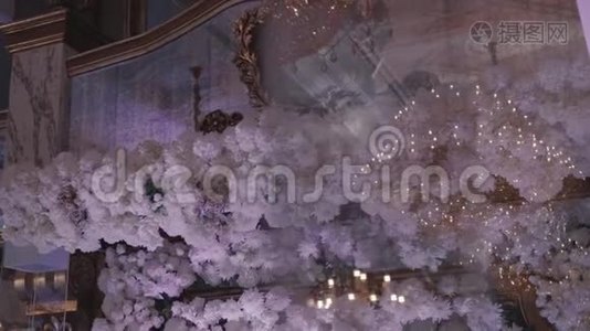 餐厅婚礼装饰及安排.. 一朵朵白色的玫瑰和菊花挂在新婚夫妇的头桌上视频