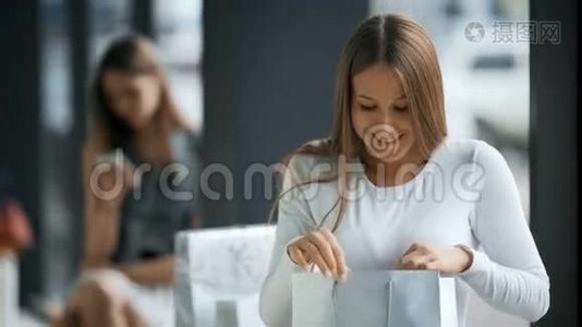 在超市里拿着购物袋的漂亮年轻微笑的女人视频