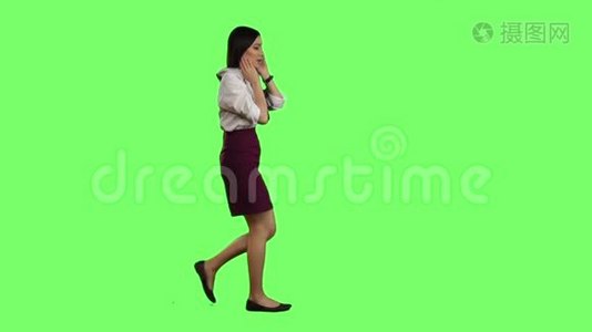 女孩去上班，她的电话响了，她开始跑。 绿色屏幕。 慢动作视频