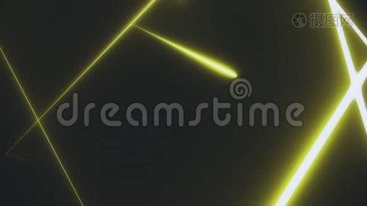 由明亮的黄色相交线形成的黑色背景上的霓虹灯三角形的抽象隧道。 艺术或商业视频