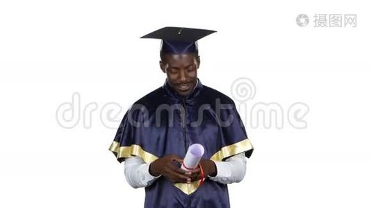 毕业生看文凭。 白色的视频