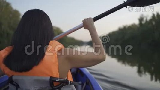 在船上划桨的女孩。慢动作视频