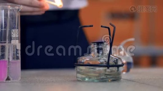 手轻实验室燃烧器装置进行化学实验..视频
