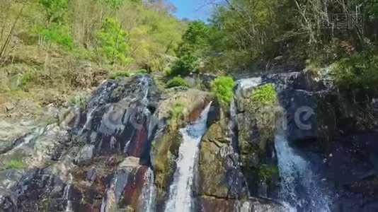 从高地的主要瀑布流中消失视频